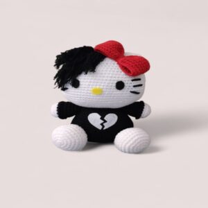 Kitty με μαύρο μπλουζάκι ραγισμένη καρδιά